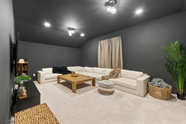 27 Garrabrant Rd, Clifton City, NJ 07013