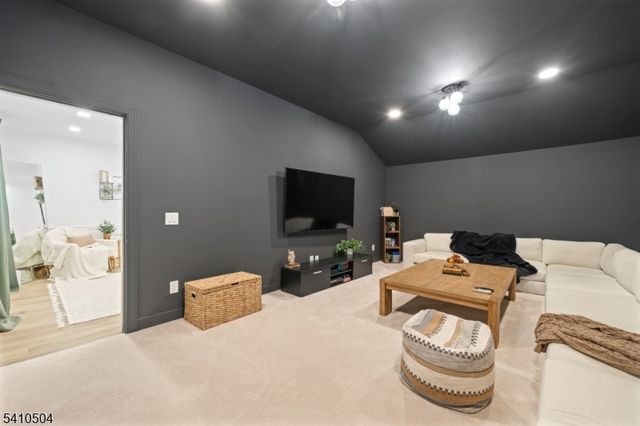 27 Garrabrant Rd, Clifton City, NJ 07013