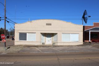 130 W College Avenue, Holly Springs, MS 38635