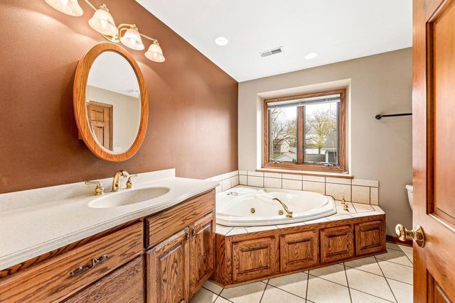 S70W18761 GOLD DRIVE, Muskego, WI 53150