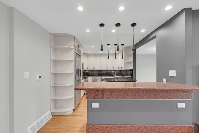 300 Boardwalk Place, Park Ridge, IL 60068