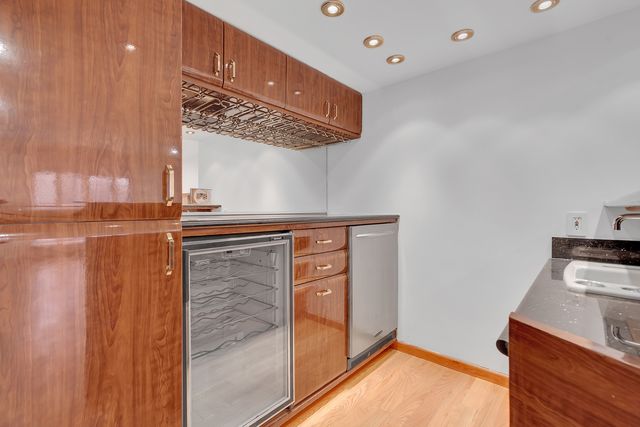 300 Boardwalk Place, Park Ridge, IL 60068