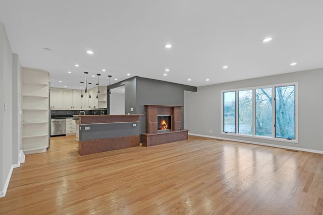 300 Boardwalk Place, Park Ridge, IL 60068