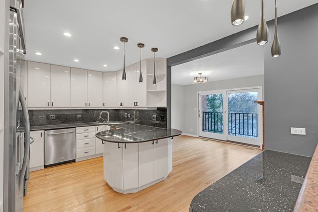 300 Boardwalk Place, Park Ridge, IL 60068