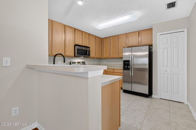 7060 DEER LODGE Circle 111, Jacksonville, FL 32256