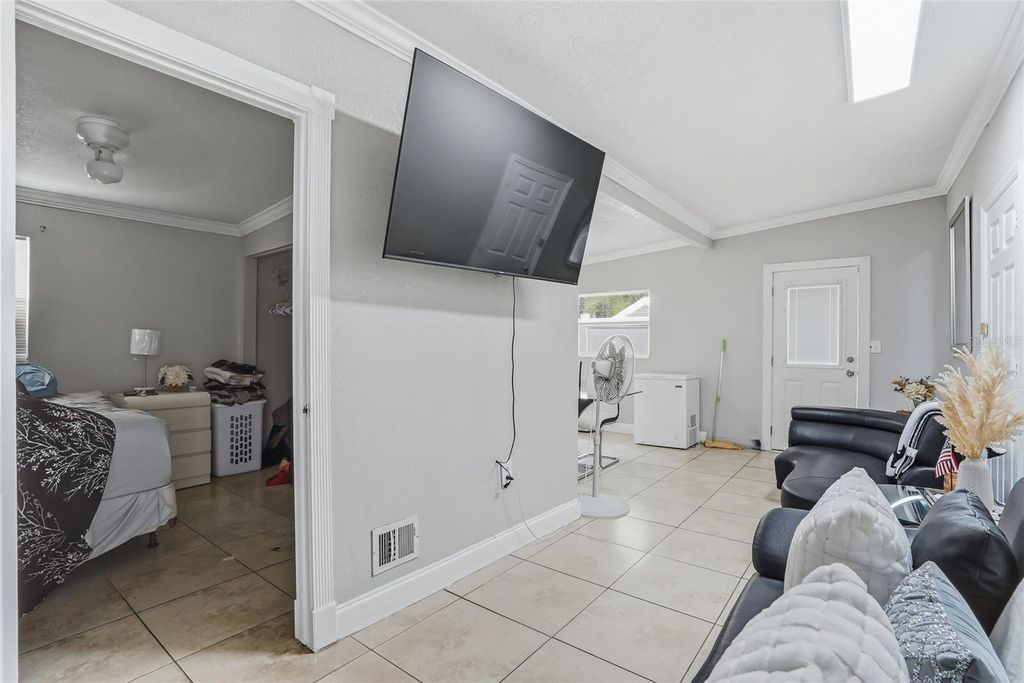 Image 33 of property listing at 3014 W WILDER AVENUE, Tampa, FL 33614