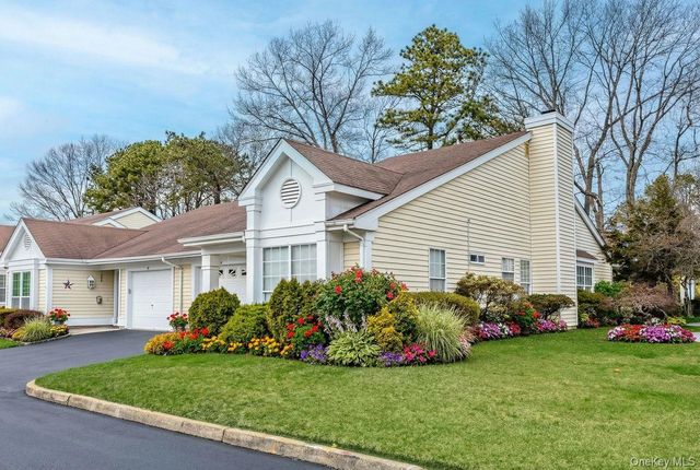 16 Huntington Court, Ridge, NY 11961