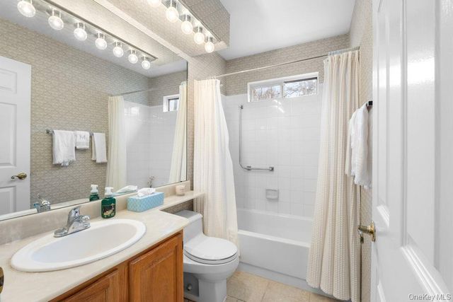 16 Huntington Court, Ridge, NY 11961