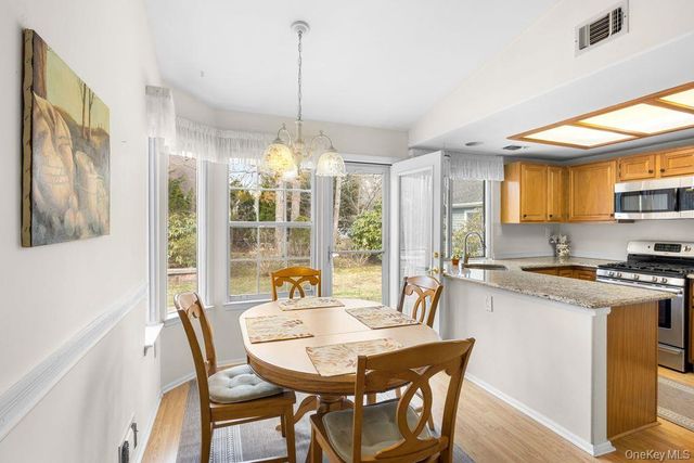 16 Huntington Court, Ridge, NY 11961