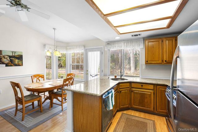 16 Huntington Court, Ridge, NY 11961