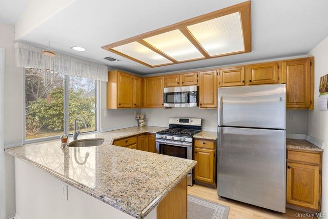 16 Huntington Court, Ridge, NY 11961