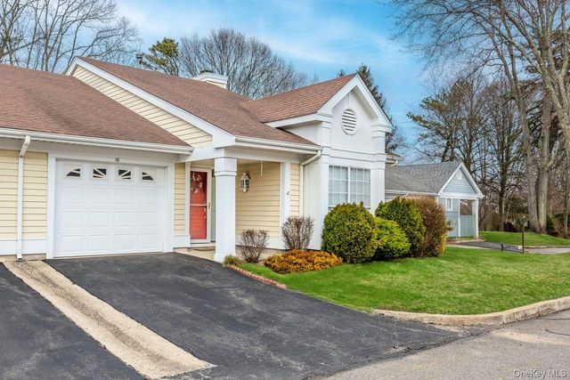 16 Huntington Court, Ridge, NY 11961