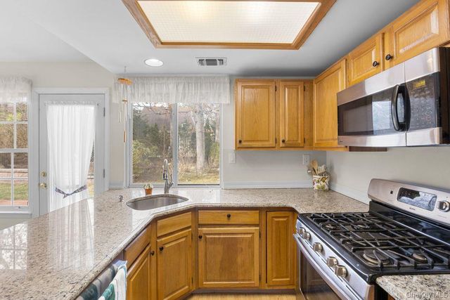 16 Huntington Court, Ridge, NY 11961