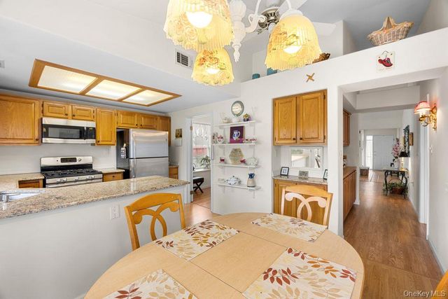 16 Huntington Court, Ridge, NY 11961