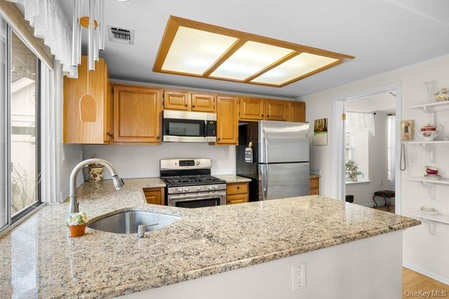 16 Huntington Court, Ridge, NY 11961