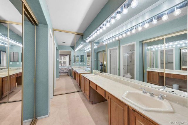 16 Huntington Court, Ridge, NY 11961