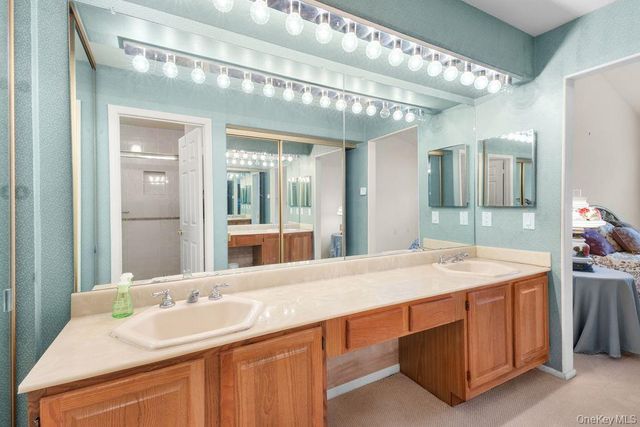 16 Huntington Court, Ridge, NY 11961