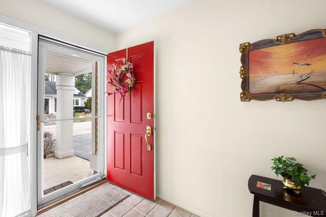 16 Huntington Court, Ridge, NY 11961