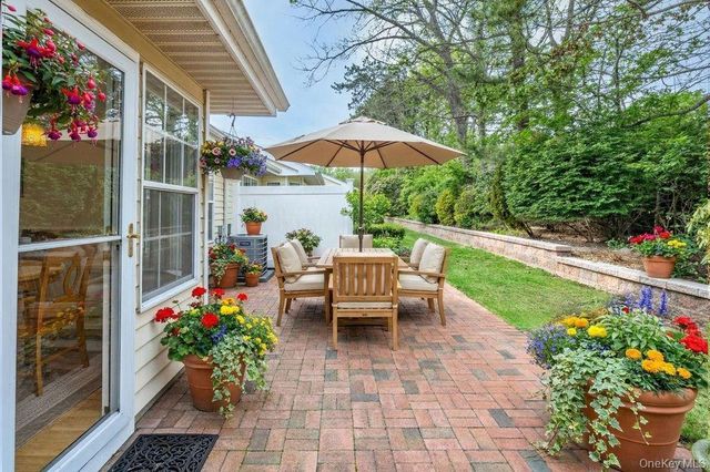 16 Huntington Court, Ridge, NY 11961