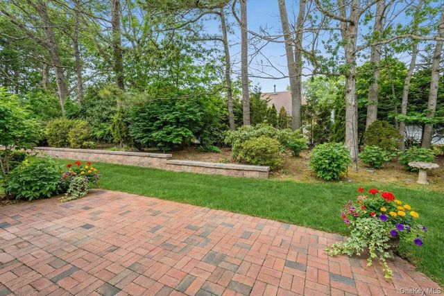 16 Huntington Court, Ridge, NY 11961