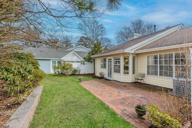 16 Huntington Court, Ridge, NY 11961