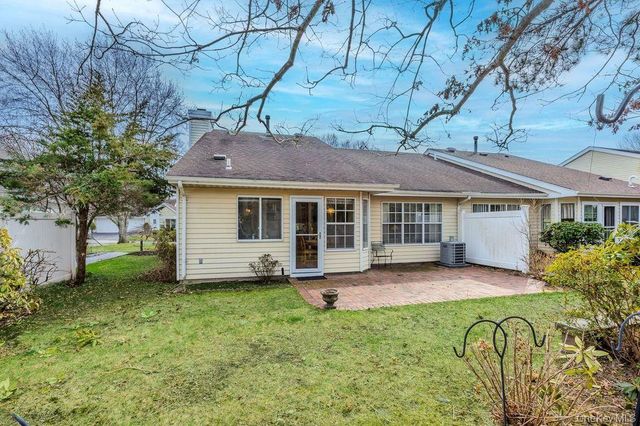 16 Huntington Court, Ridge, NY 11961