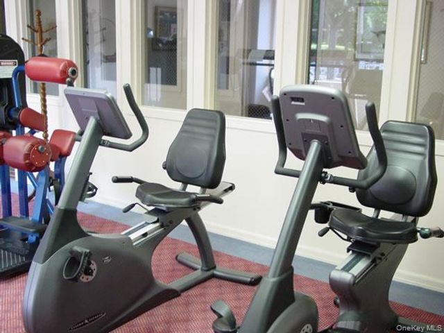 16 Huntington Court, Ridge, NY 11961