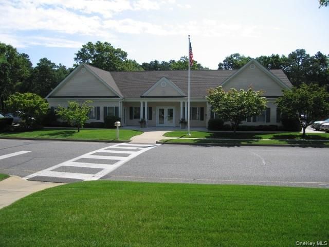 16 Huntington Court, Ridge, NY 11961