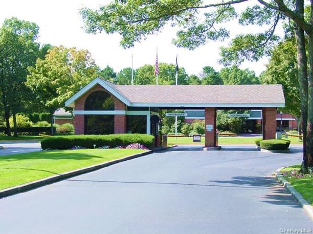 16 Huntington Court, Ridge, NY 11961