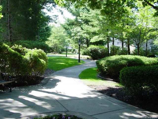 16 Huntington Court, Ridge, NY 11961