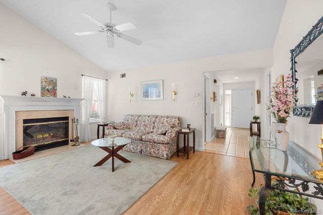 16 Huntington Court, Ridge, NY 11961