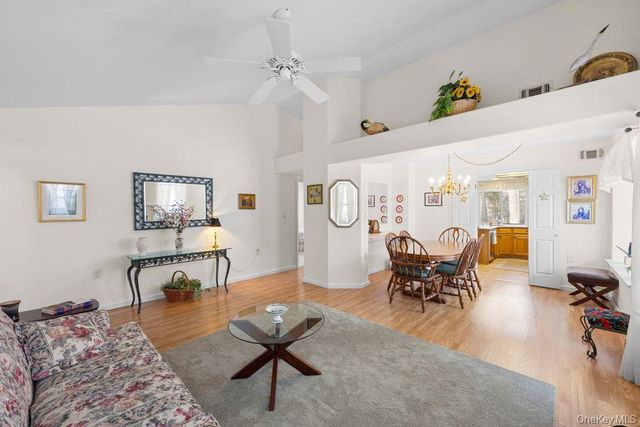 16 Huntington Court, Ridge, NY 11961