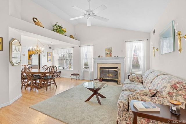 16 Huntington Court, Ridge, NY 11961