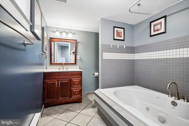 33 CEDAR GROVE RD, Conshohocken, PA 19428