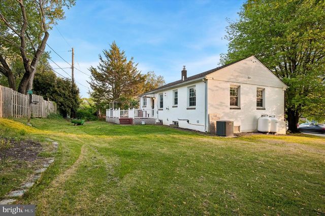 33 CEDAR GROVE RD, Conshohocken, PA 19428