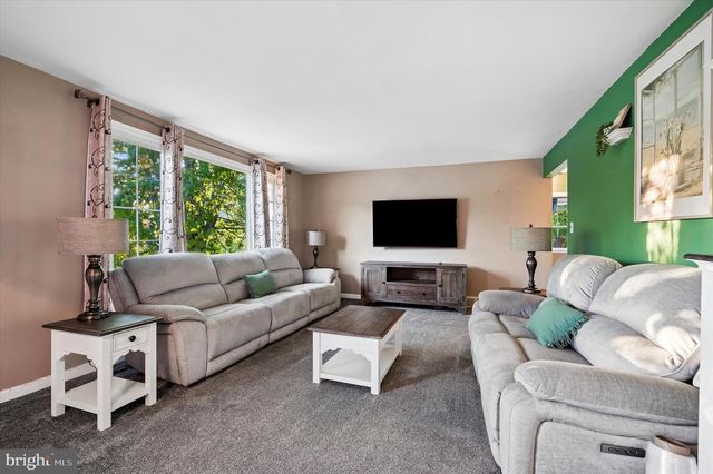 33 CEDAR GROVE RD, Conshohocken, PA 19428