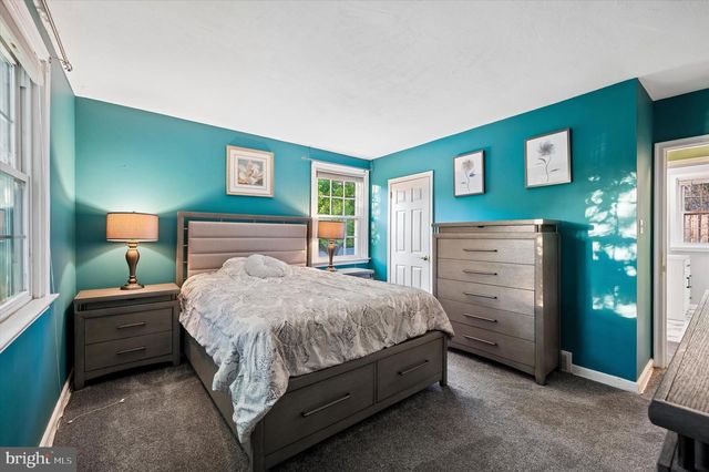 33 CEDAR GROVE RD, Conshohocken, PA 19428