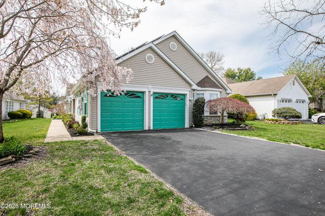 26 Skyline Drive, Lakewood, NJ 08701