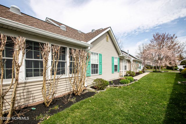 26 Skyline Drive, Lakewood, NJ 08701