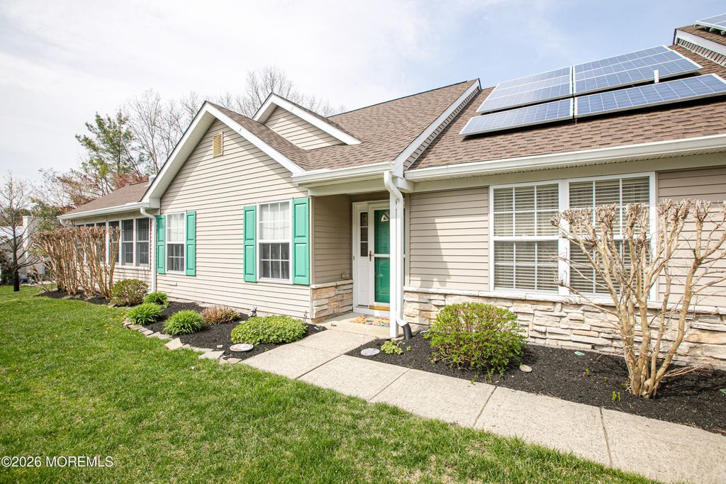 26 Skyline Drive, Lakewood, NJ 08701