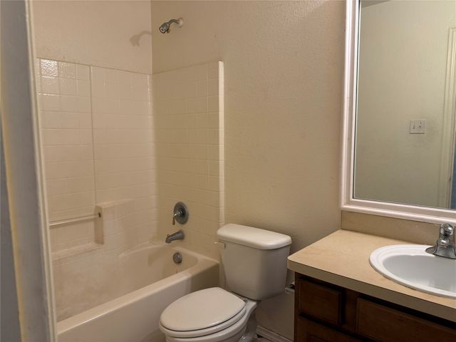 216 Creek Cove Drive, Dallas, TX 75217