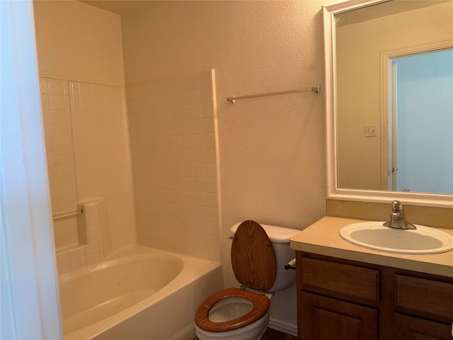 216 Creek Cove Drive, Dallas, TX 75217