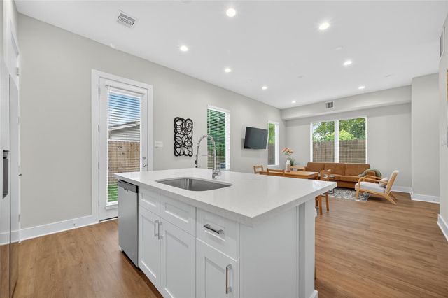 833 Dorchester St Street E, Houston, TX 77022