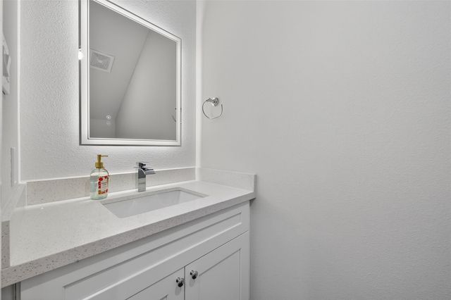 833 Dorchester St Street E, Houston, TX 77022