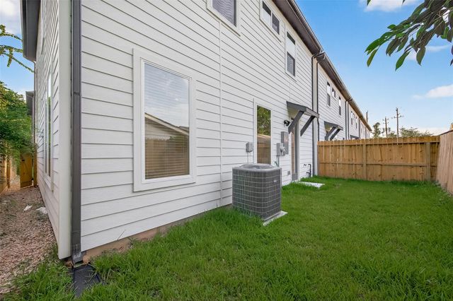 833 Dorchester St Street E, Houston, TX 77022