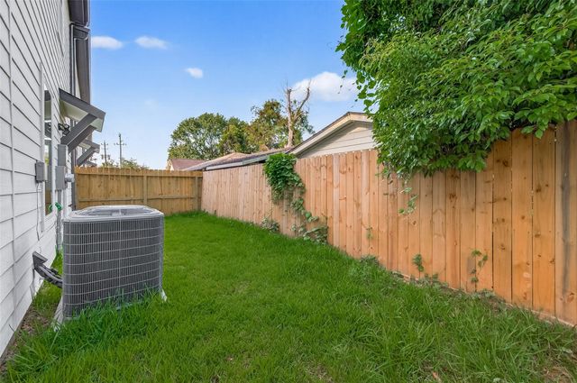 833 Dorchester St Street E, Houston, TX 77022