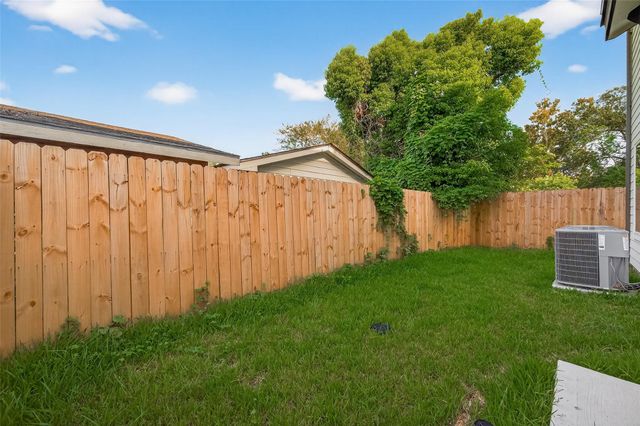 833 Dorchester St Street E, Houston, TX 77022