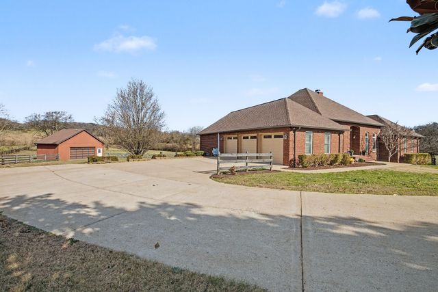 2227 Twin Peaks Ct, Spring Hill, TN 37174