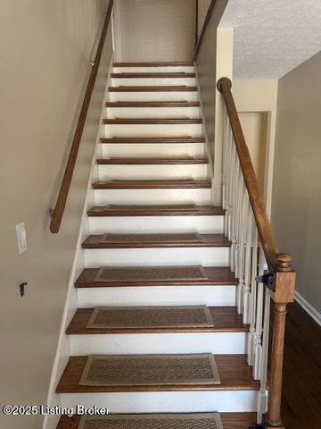 9100 Trentham Ct, Louisville, KY 40242