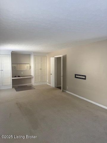 9100 Trentham Ct, Louisville, KY 40242